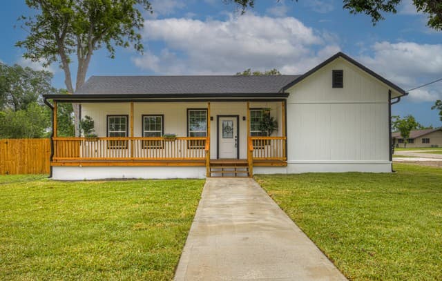 312 N Lavernia, Marion, TX 78124 — photo 2