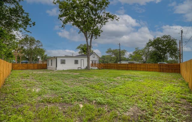 312 N Lavernia, Marion, TX 78124 — photo 24