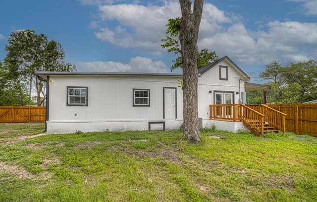 312 N Lavernia, Marion, TX 78124 — photo 25