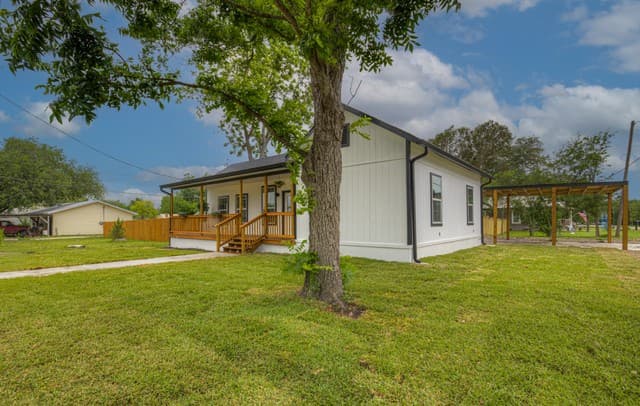 312 N Lavernia, Marion, TX 78124 — photo 4