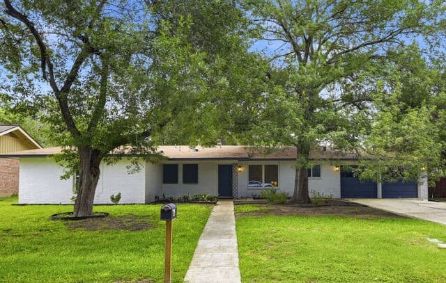 1022  Grey Oak Dr