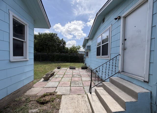 327  Blakeley Dr, San Antonio, TX 78209 — photo 17