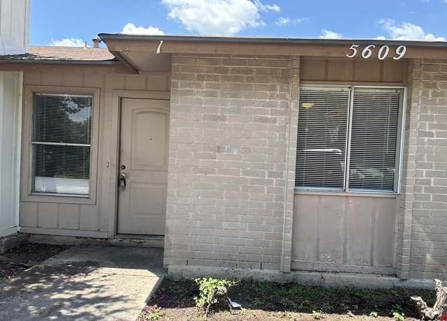 5609 Lochmoor Unit #1