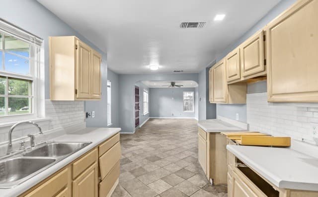 6806  Bender Dr, San Antonio, TX 78229 — photo 4