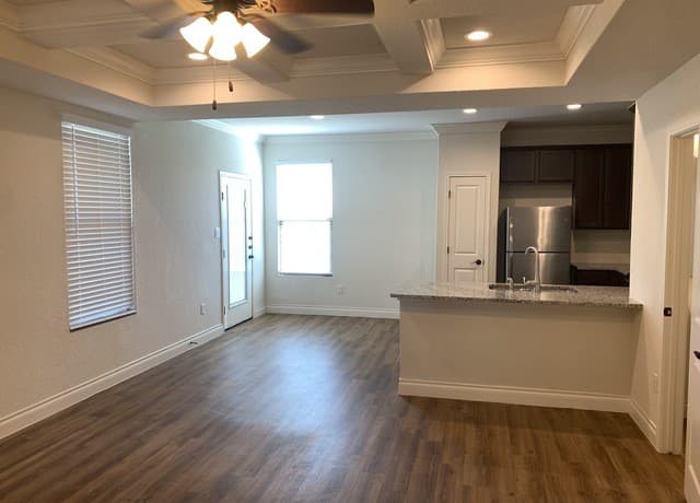 319  Untermaier St, New Braunfels, TX 78130 — photo 2