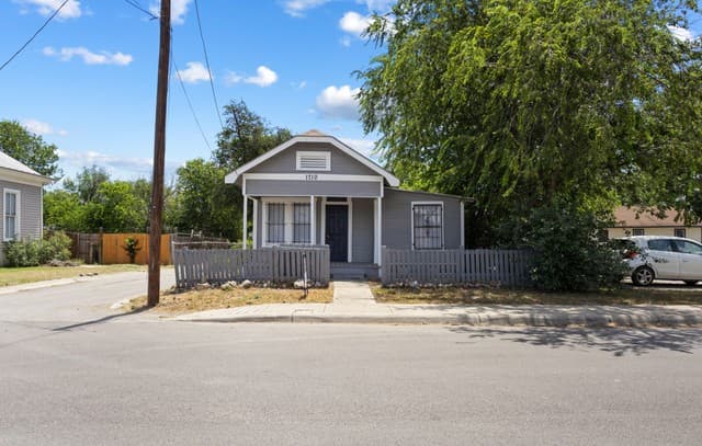 1710 N Navidad St