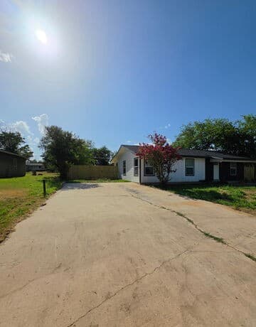 925  Coleman St, Poteet, TX 78065 — photo 2
