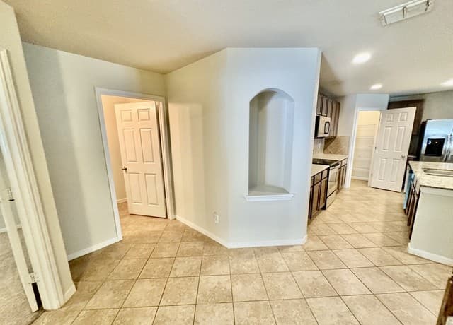 1450  Dancing Wolf, San Antonio, TX 78245 — photo 17