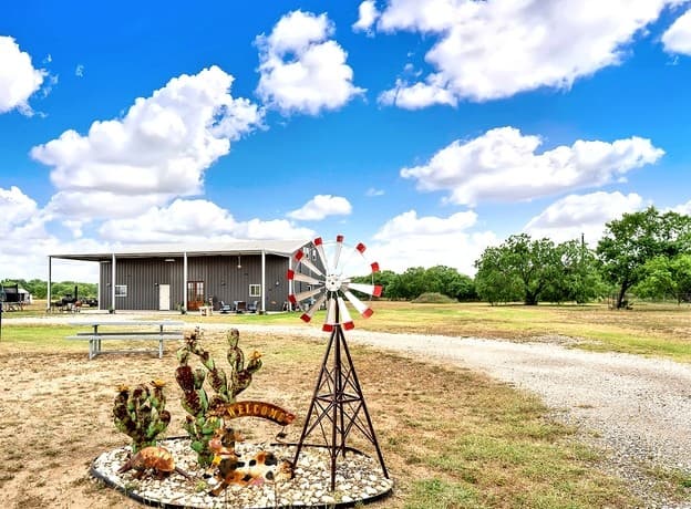 757  Joy Ln, Floresville, TX 78114 — photo 2