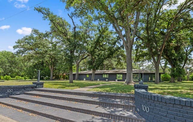 100 Dogwood Ln
