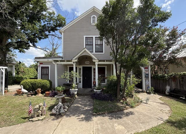 706 E Carson