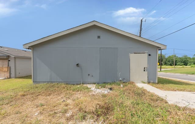1003  Yucca St, San Antonio, TX 78220 — photo 10
