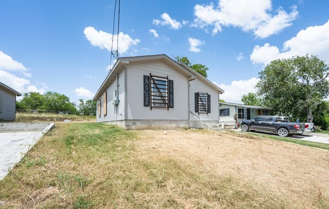 1011  Yucca St, San Antonio, TX 78220 — photo 2