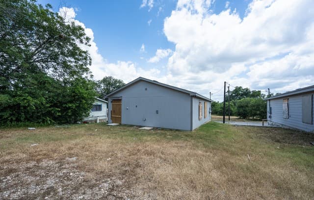 1011  Yucca St, San Antonio, TX 78220 — photo 9