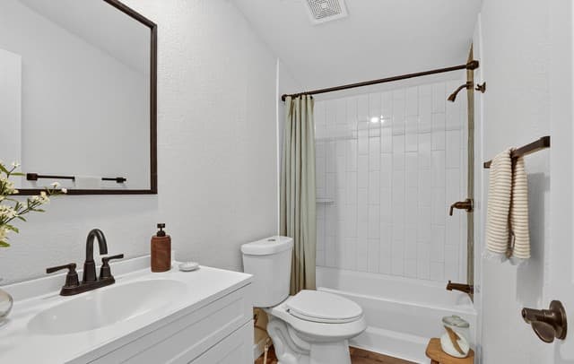 1302  Hickory Street, Jourdanton, TX 78026 — photo 4