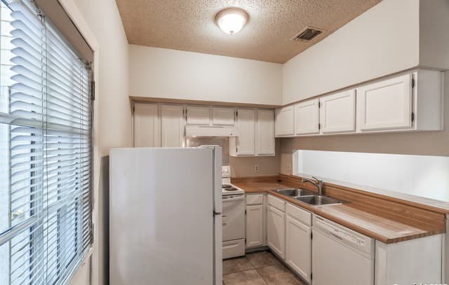 1933  Crossgate Park, San Antonio, TX 78247 — photo 11