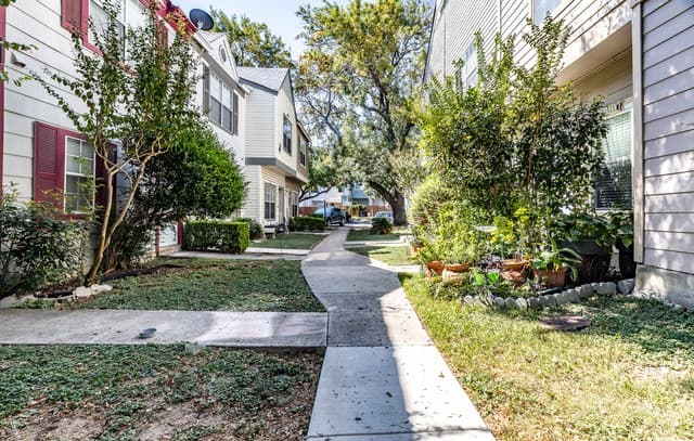 1933  Crossgate Park, San Antonio, TX 78247 — photo 4