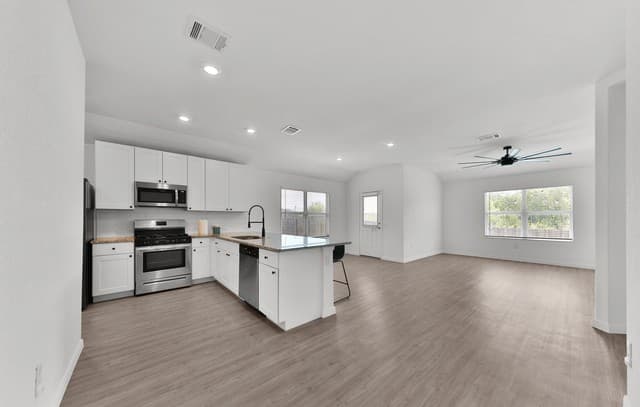 606  Bean Bnd, San Antonio, TX 78221 — photo 4