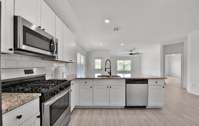606  Bean Bnd, San Antonio, TX 78221 — photo 7