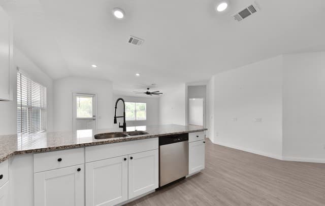 606  Bean Bnd, San Antonio, TX 78221 — photo 8
