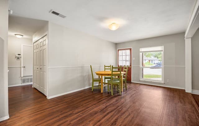 5255  Village Hvn, San Antonio, TX 78218 — photo 2