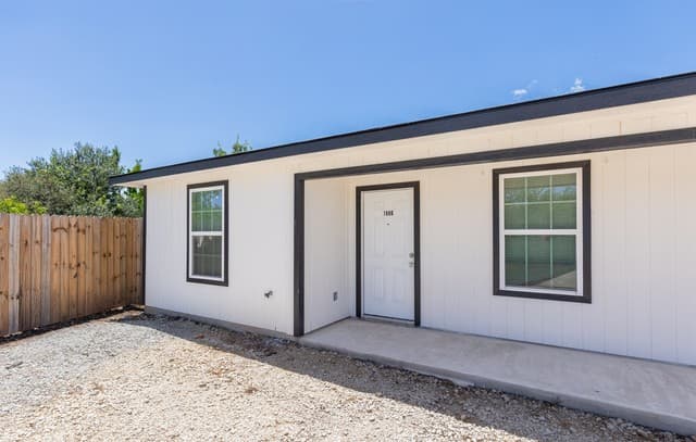 1006  County Road 4516, Castroville, TX 78009 — photo 2
