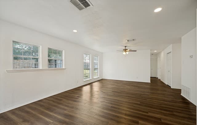 5611  Green Manor St, San Antonio, TX 78223 — photo 2
