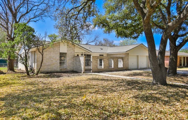 131  Creekside Dr, Boerne, TX 78006 — photo 2