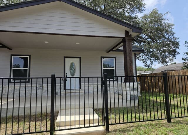 325  Ave B, Poteet, TX 78065 — photo 2