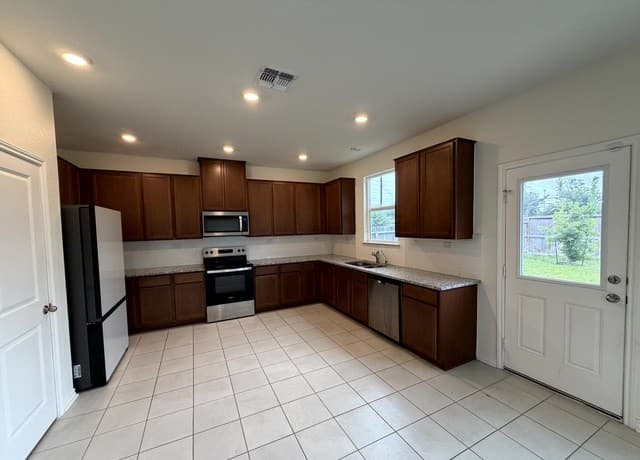 4554  Otra Otra Dr, San Antonio, TX 78222 — photo 6