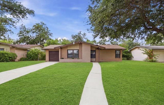 429 E Wright Blvd
