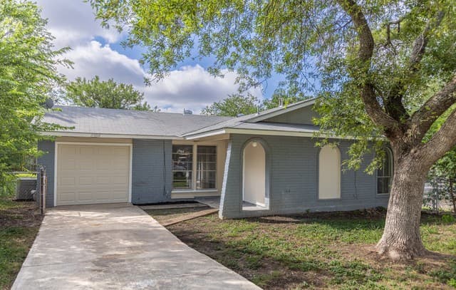 2306  Fairhill St, San Antonio, TX 78228 — photo 2
