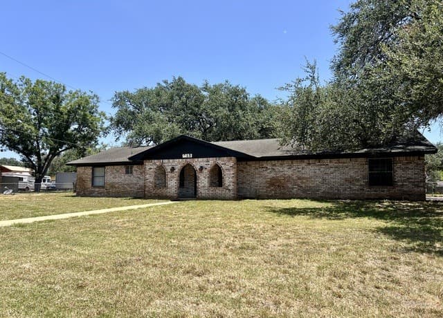 215  Lantana Ln, Pleasanton, TX 78064 — photo 2