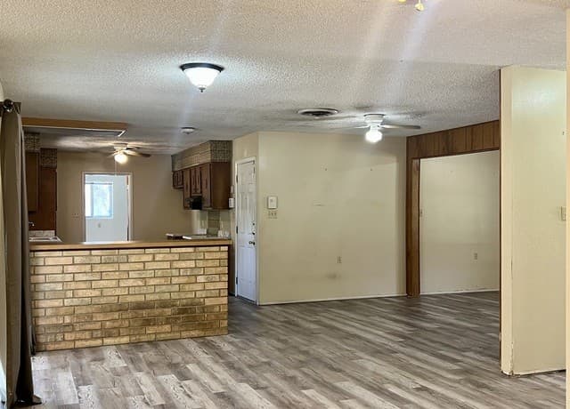 215  Lantana Ln, Pleasanton, TX 78064 — photo 9