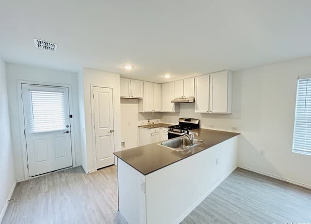 1435  Riojas Rd, San Antonio, TX 78224 — photo 4