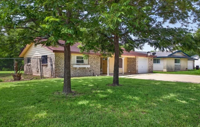 6002  Pine Valley Dr, San Antonio, TX 78242 — photo 2