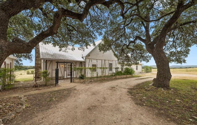 48  Holiday Rd, Comfort, TX 78013