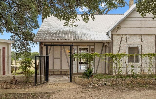 48  Holiday Rd, Comfort, TX 78013 — photo 2
