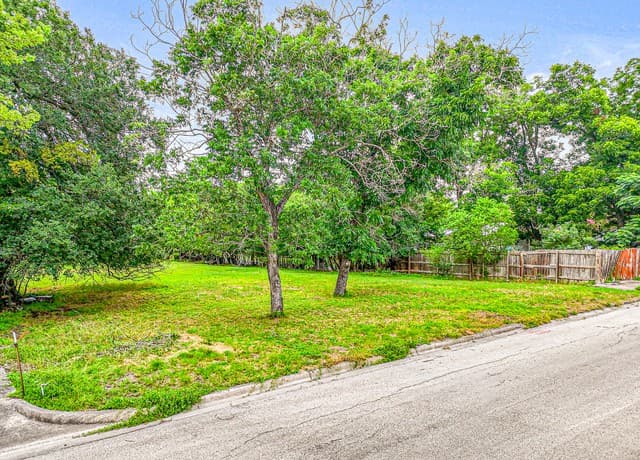 260 N Hackberry Ave