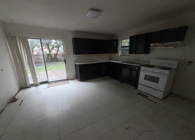 423 N San Ignacio Ave, San Antonio, TX 78228 — photo 3
