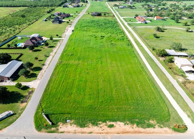 114  County Road 684, Lytle, TX 78052 — photo 9