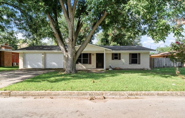 138  Bobolink Dr, New Braunfels, TX 78130 — photo 2