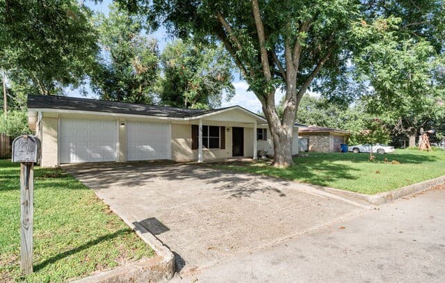 138  Bobolink Dr, New Braunfels, TX 78130 — photo 4