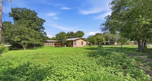 122 W Hutchins Pl, San Antonio, TX 78221 — photo 3