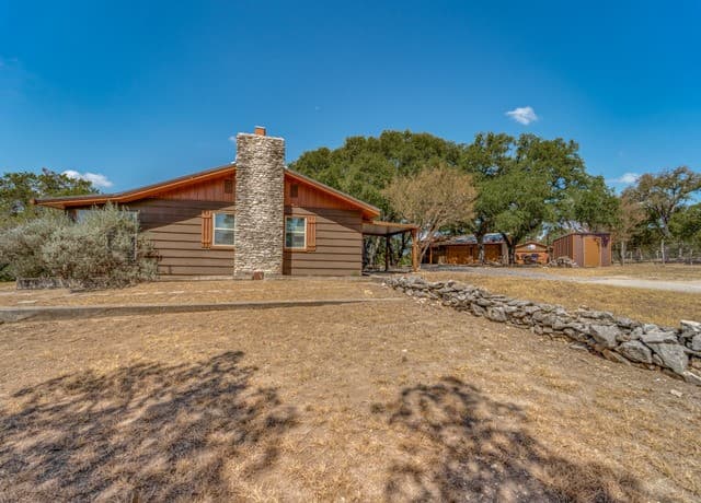 1660  Mciver, Canyon Lake, TX 78133 — photo 3