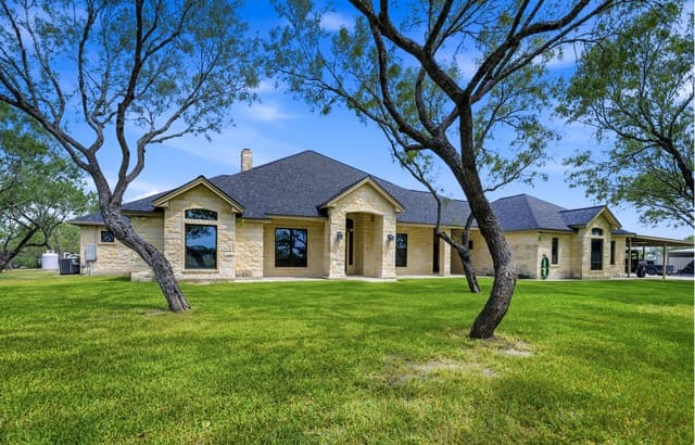 1958  County Road 237, Falls City, TX 78113