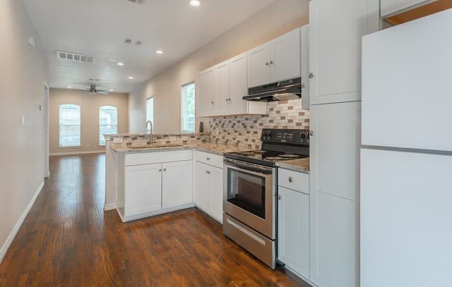 2009  Colima St, San Antonio, TX 78207 — photo 2