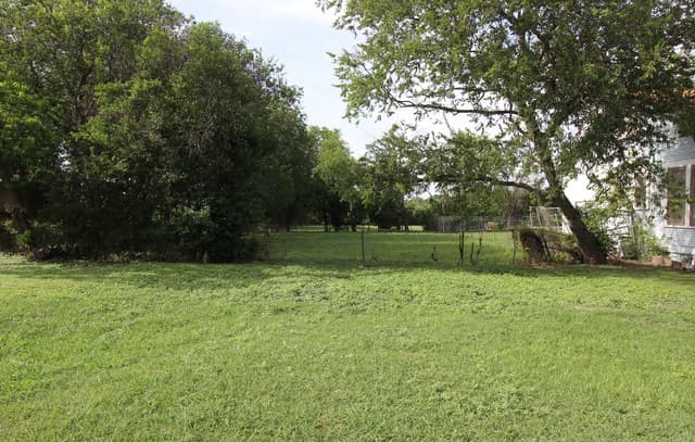 555  Menefee Blvd, San Antonio, TX 78207 — photo 2