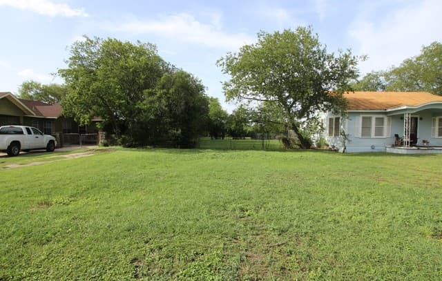 555  Menefee Blvd, San Antonio, TX 78207 — photo 3