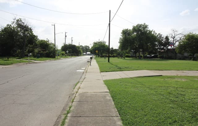 555  Menefee Blvd, San Antonio, TX 78207 — photo 5